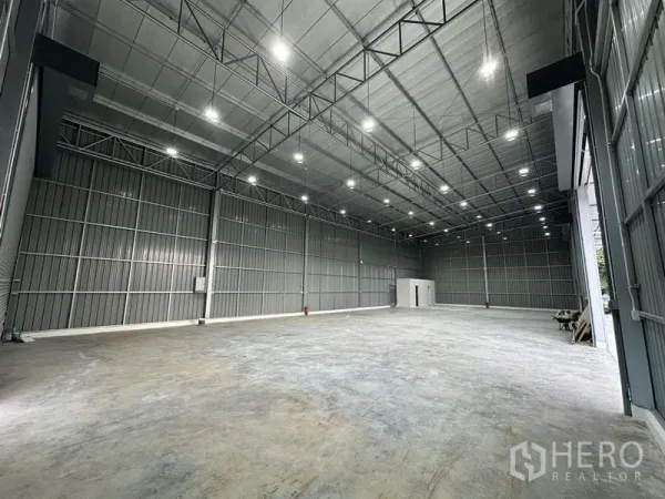คลังสินค้า ให้เช่าในBang Kapi, Bangkok - ภายในโกดังโปร่งฝ้าเพดานสูง ไฟ LED สว่าง และพื้นคอนกรีตเสริมเหล็ก