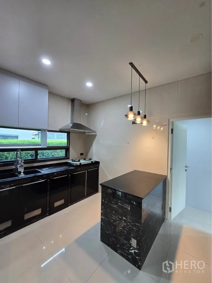 บ้านเดี่ยว for rent in Bang Kapi, Bangkok - ห้องครัวมุมทำอาหารเคาน์เตอร์ดำและเครื่องดูดควัน