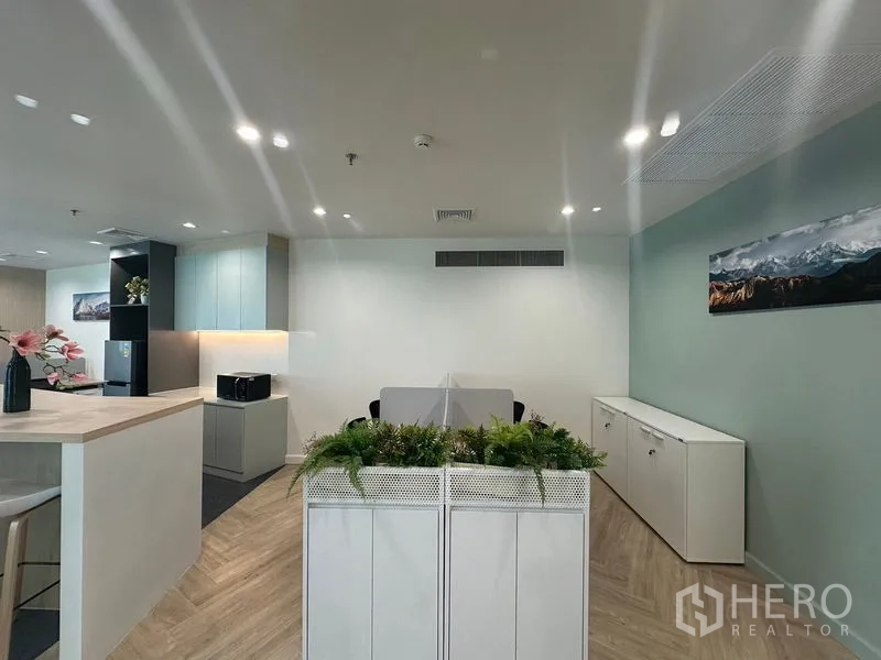 สำนักงาน ให้เช่า - มองเข้าห้องทำงานกระจกจากพื้นที่โอเพ่น พร้อมกระบะต้นไม้และชั้นวางของบิลท์อิน