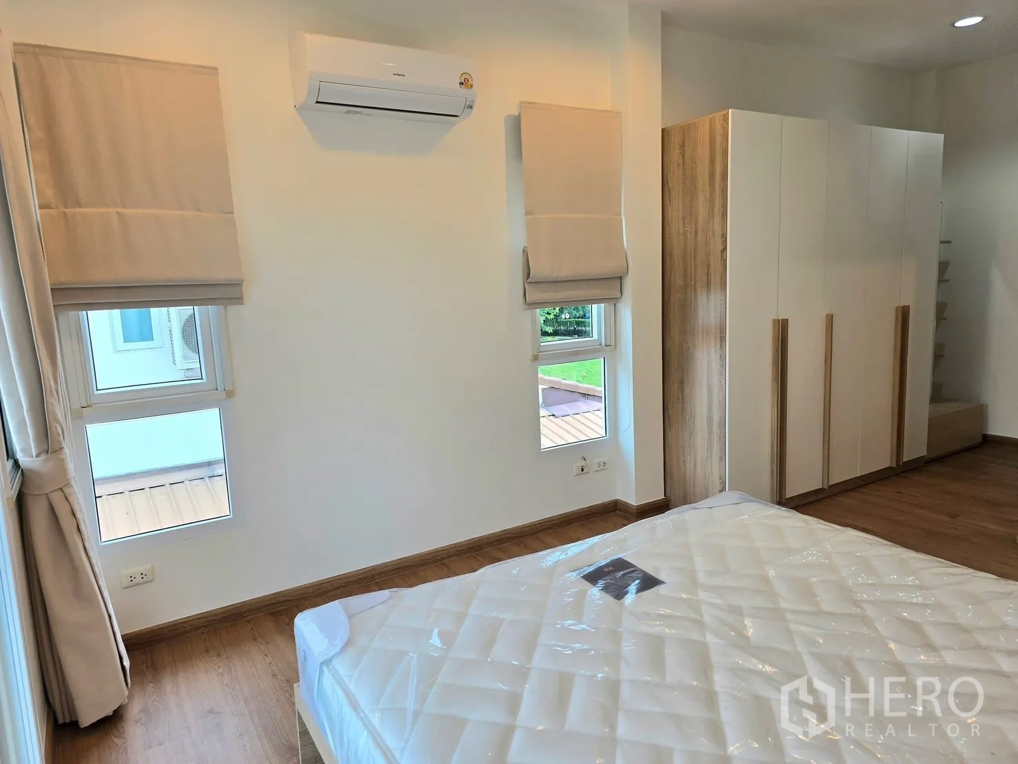 独栋房屋 for rent in Bang Phli, Samut Prakan - 卧室配床、衣柜、空调与窗帘。