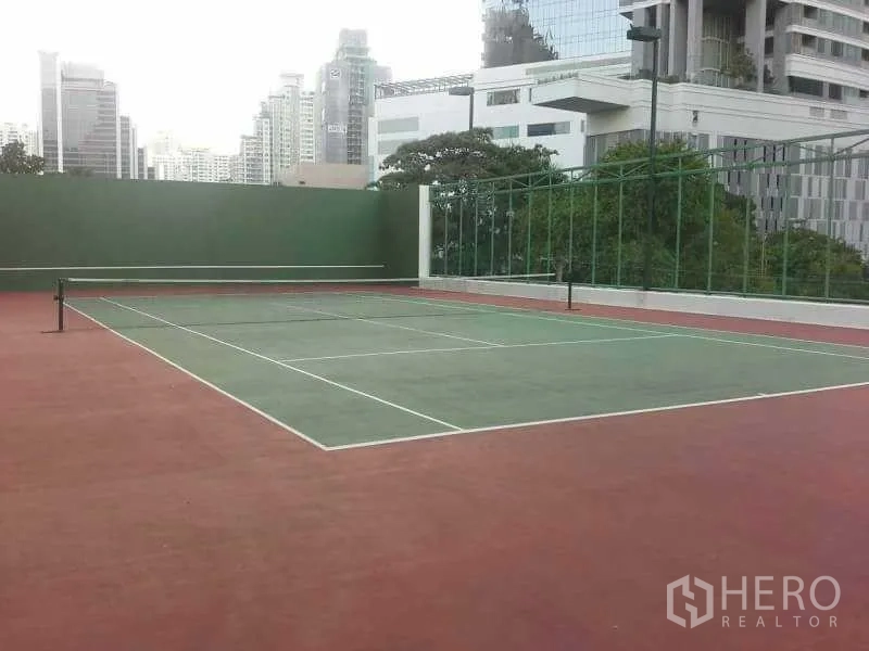 คอนโด ให้เช่าในWatthana, Bangkok - สนามเทนนิสกลางแจ้งของคอนโดพร้อมฉากหลังเป็นเส้นขอบฟ้าเมือง