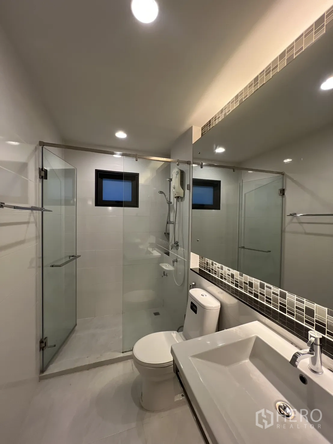 บ้าน ให้เช่าหรือขายในBang Kapi, Bangkok - ห้องน้ำส่วนกลางมีตู้กระจกอาบน้ำและกระจกยาว