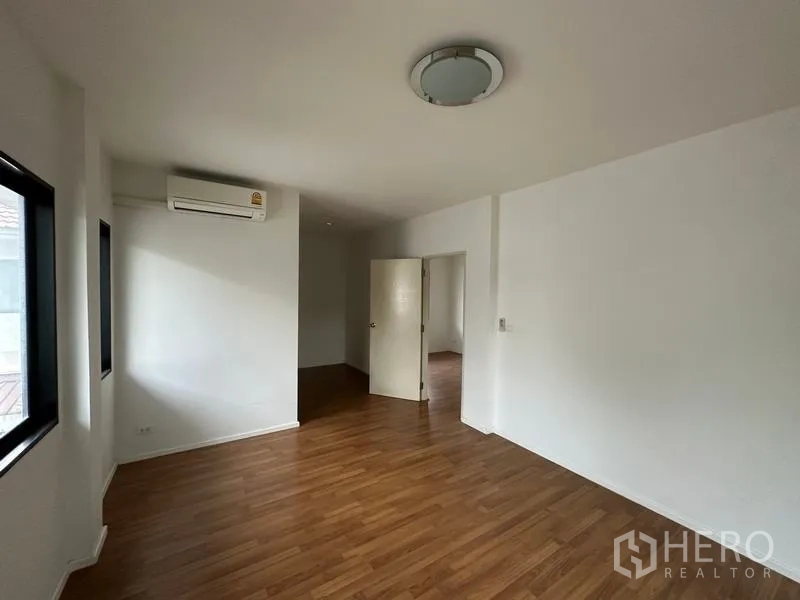 บ้าน ขายในBang Khen, Bangkok - ห้องนอนพื้นไม้ติดแอร์และมีหน้าต่างสองด้าน.