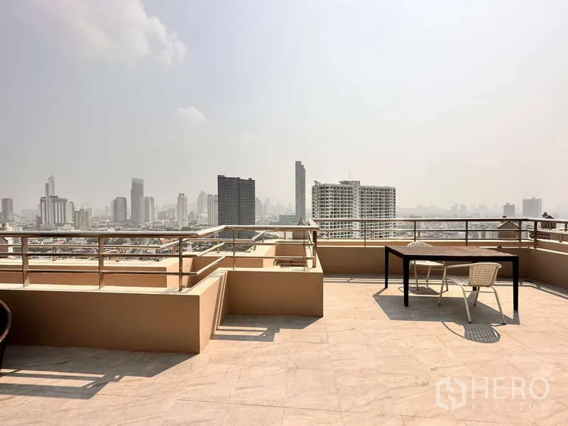 คอนโด ให้เช่าหรือขาย - เทอเรซส่วนตัวกว้างพร้อมโต๊ะและวิวเมืองกรุงเทพฯ สุดสายตา