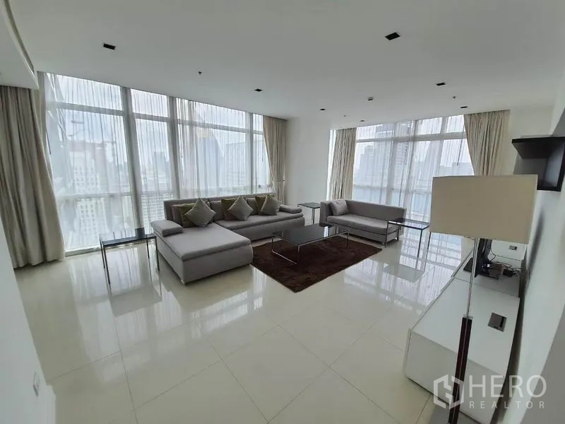 คอนโด ให้เช่าในPathum Wan, Bangkok - ห้องนั่งเล่นกว้าง โซฟาสมัยใหม่ ชุดวางทีวี และหน้าต่างพาโนรามา