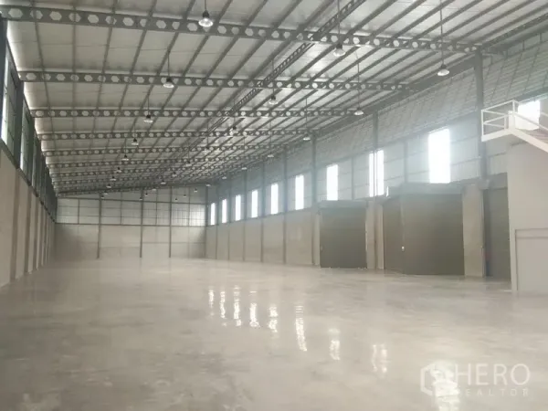คลังสินค้า ให้เช่าในBang Phli, Samut Prakan - ภายในโกดังโล่งไร้เสากลาง เพดานโครงเหล็กสูง รับแสงธรรมชาติ และประตูม้วนหลายจุด