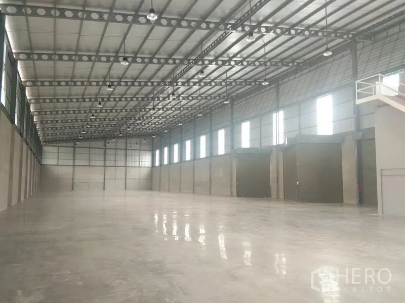 คลังสินค้า ให้เช่าในBang Phli, Samut Prakan - ภายในโกดังโล่งไร้เสากลาง เพดานโครงเหล็กสูง รับแสงธรรมชาติ และประตูม้วนหลายจุด