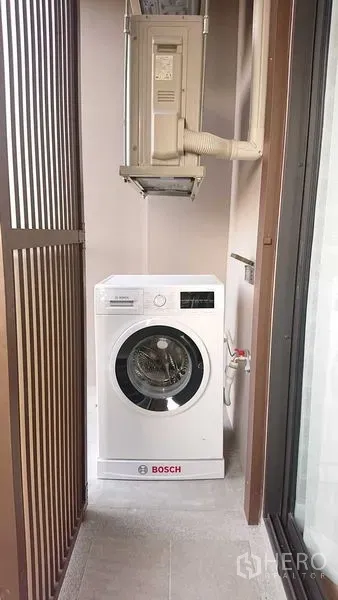 คอนโด ขายในWatthana, Bangkok - ระเบียงซักล้างติดตั้งเครื่องซักผ้าฝาหน้า พร้อมคอมเพรสเซอร์แอร์ด้านบน