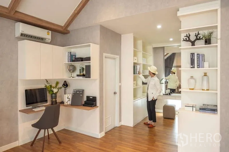 บ้าน ขายในLam Luk Ka, Pathum Thani - โซนทำงานบิลท์อินพร้อมชั้นวางและตู้เก็บของ เชื่อมกับห้องนอน