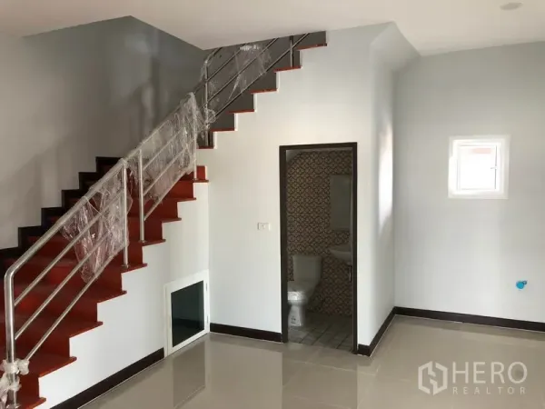 工厂 出租或出售在Bang Len, Nakhon Pathom - 办公室内景，瓷砖地面，不锈钢楼梯及楼梯下卫生间