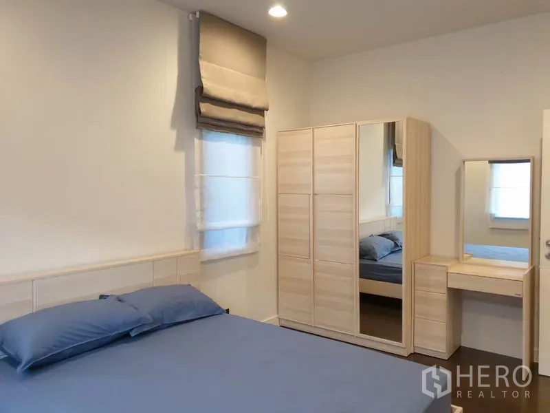 บ้าน ให้เช่าในBang Kapi, Bangkok - ห้องนอนอบอุ่น เฟอร์นิเจอร์ลายไม้สีอ่อน ตู้เสื้อผ้า โต๊ะเครื่องแป้ง และมู่ลี่ผ้า.