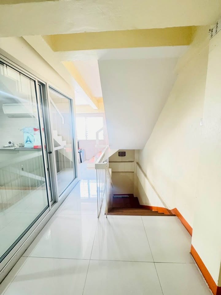 อาคารพาณิชย์ ให้เช่าในPhra Khanong, Bangkok - โถงบันไดปูพื้นกระเบื้องขาว กั้นกระจก พร้อมขั้นบันไดไม้ลงสู่ชั้นล่าง