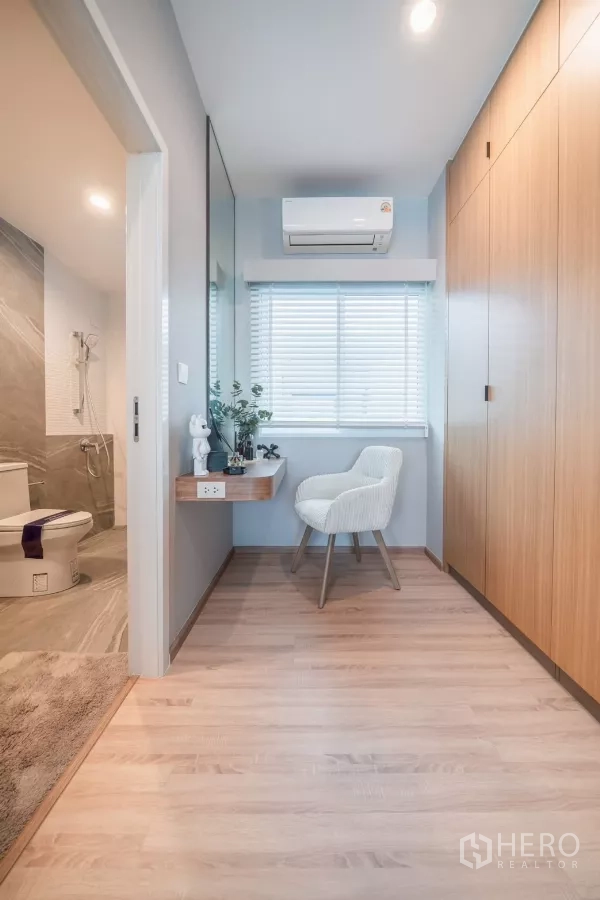 บ้าน ให้เช่าในSaphan Sung, Bangkok - โซนแต่งตัวข้างห้องน้ำในตัว มีโต๊ะเครื่องแป้ง ตู้เสื้อผ้า และหน้าต่าง