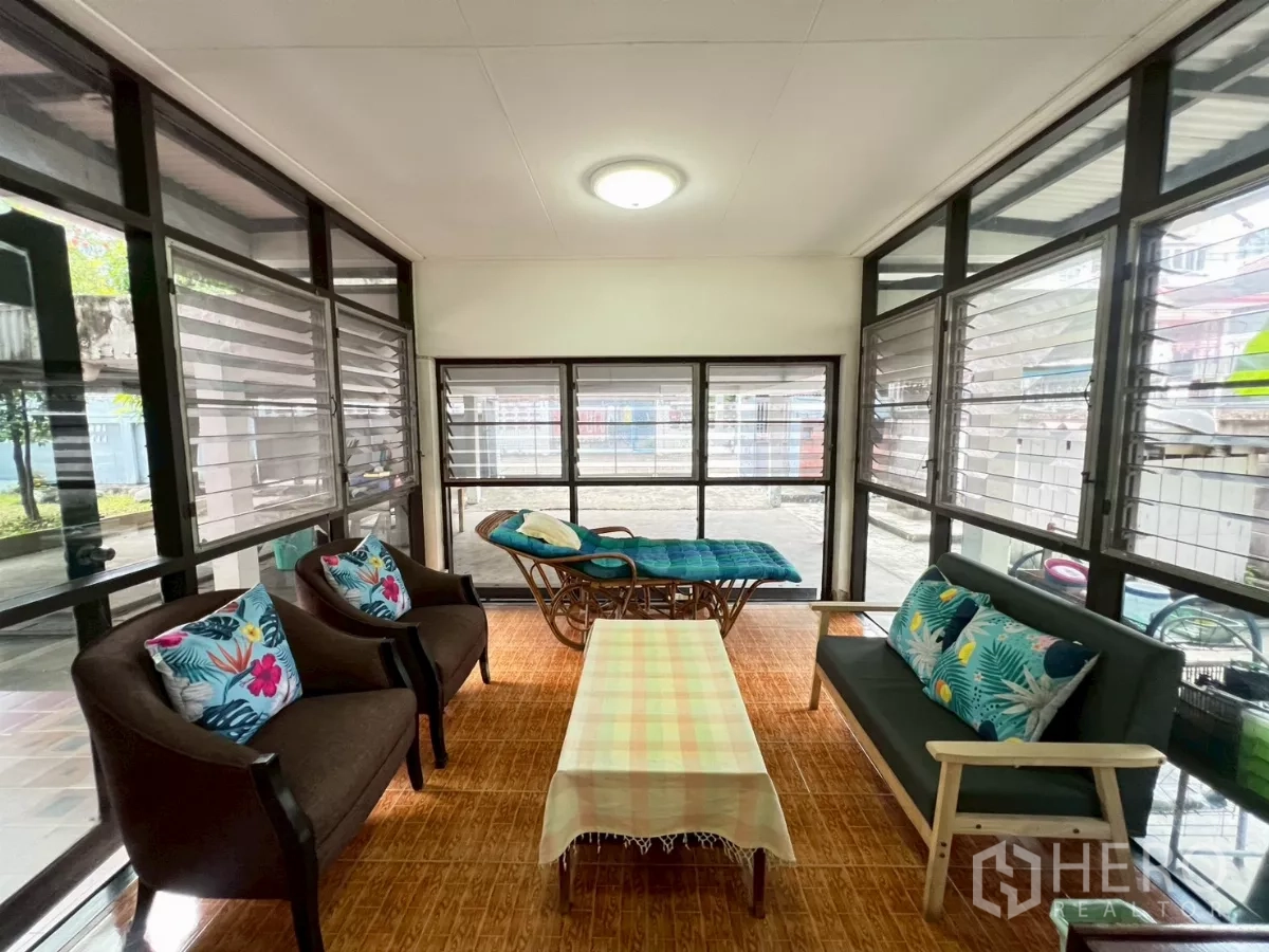 บ้าน ขายในKhlong Toei, Bangkok - ห้องกระจกปิดทึบ มีหน้าต่างบานเกล็ด โซฟา และโต๊ะกลาง