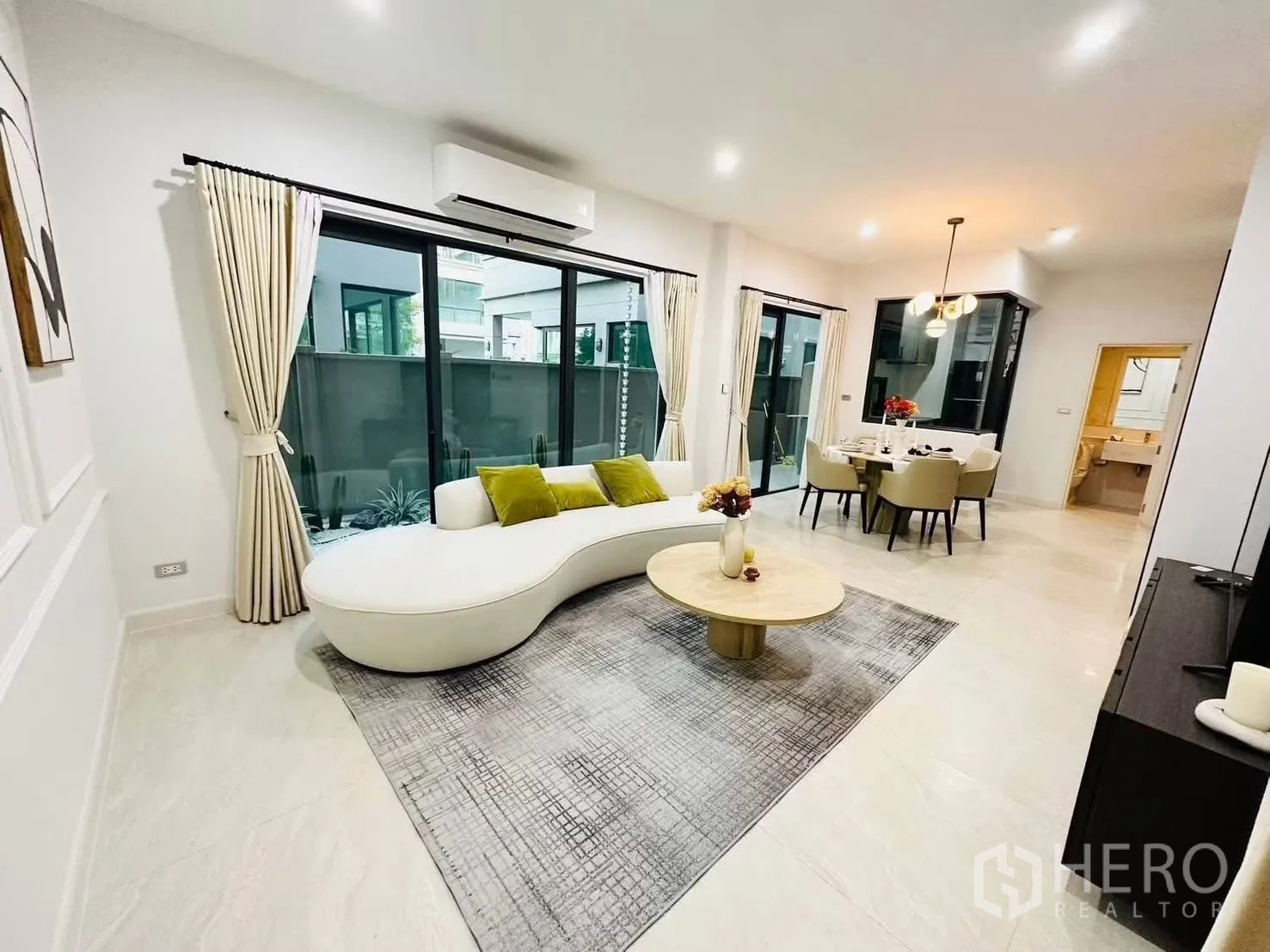 ทาวน์เฮาส์ for rent in Suan Luang, Bangkok - ห้องนั่งเล่นมองเห็นคอร์ตยาร์ดผ่านประตูกระจกขนาดใหญ่ติดกับมุมทานอาหาร