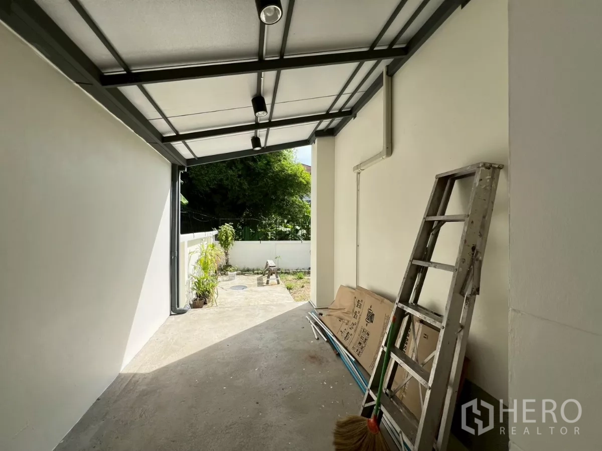 บ้าน ให้เช่าในSuan Luang, Bangkok - พื้นที่บริการหรือโรงจอดรถมีหลังคา เปิดออกสู่สวนหลังบ้าน.