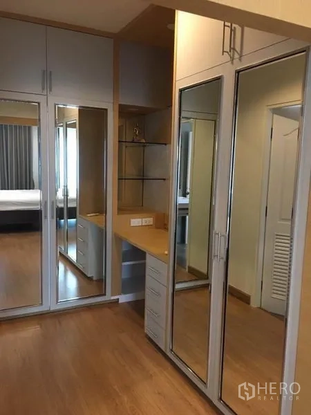 บ้าน ให้เช่าในSuan Luang, Bangkok - โซนตู้เสื้อผ้าบิวท์อิน บานกระจกเงา พร้อมโต๊ะเครื่องแป้ง