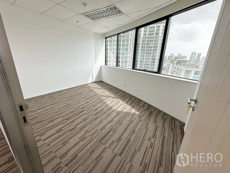 สำนักงาน ให้เช่าในWatthana, Bangkok - แพนทรี่และโซนพักผ่อน เคาน์เตอร์ไอแลนด์ แผงหลังหินอ่อน และหน้าต่างขนาดใหญ่รับแสงธรรมชาติ