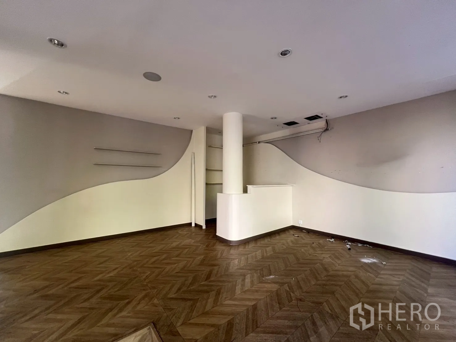 พื้นที่ขายปลีก ให้เช่าในWatthana, Bangkok - พื้นที่ร้านค้าโล่ง ผนังดีไซน์โค้ง เสากลาง และพื้นลายก้างปลา