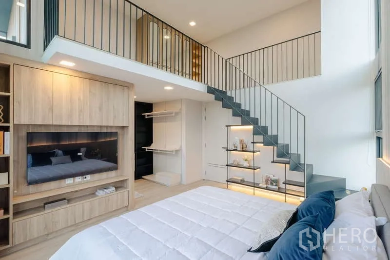 Detached House for rent in Saphan Sung, Bangkok - Double-height bedroom with mezzanine loft and sleek staircase.