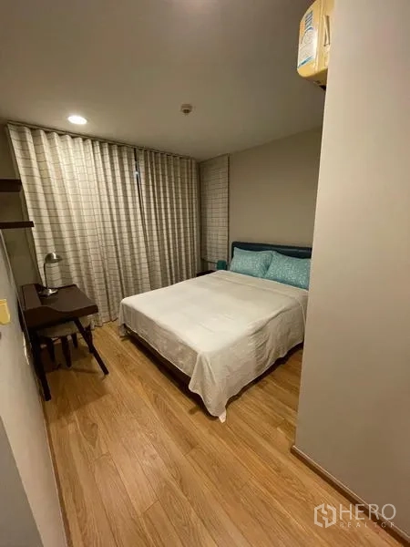 คอนโด ให้เช่าในPhaya Thai, Bangkok - มุมมองห้องนอนปูพื้นไม้ พร้อมโต๊ะทำงานและเตียง