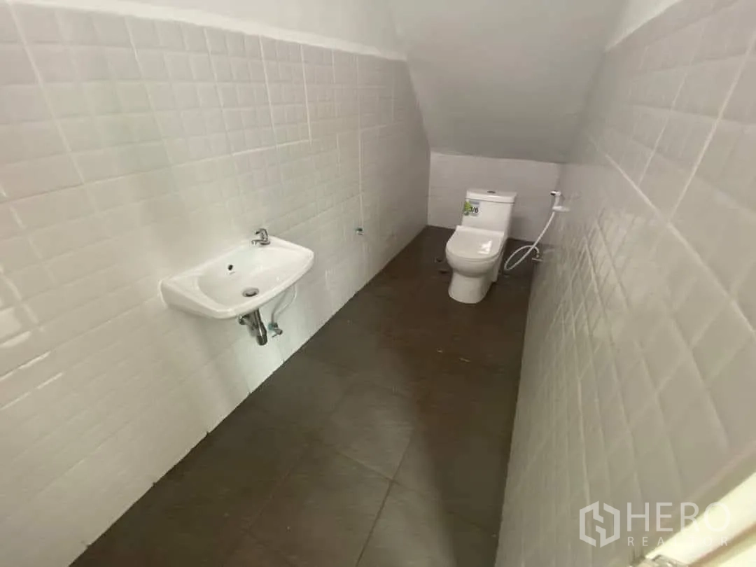 โรงงาน for rent or sale in Mueang Samut Sakhon, Samut Sakhon - ห้องน้ำปูกระเบื้องสะอาด พร้อมอ่างล้างหน้าและโถสุขภัณฑ์