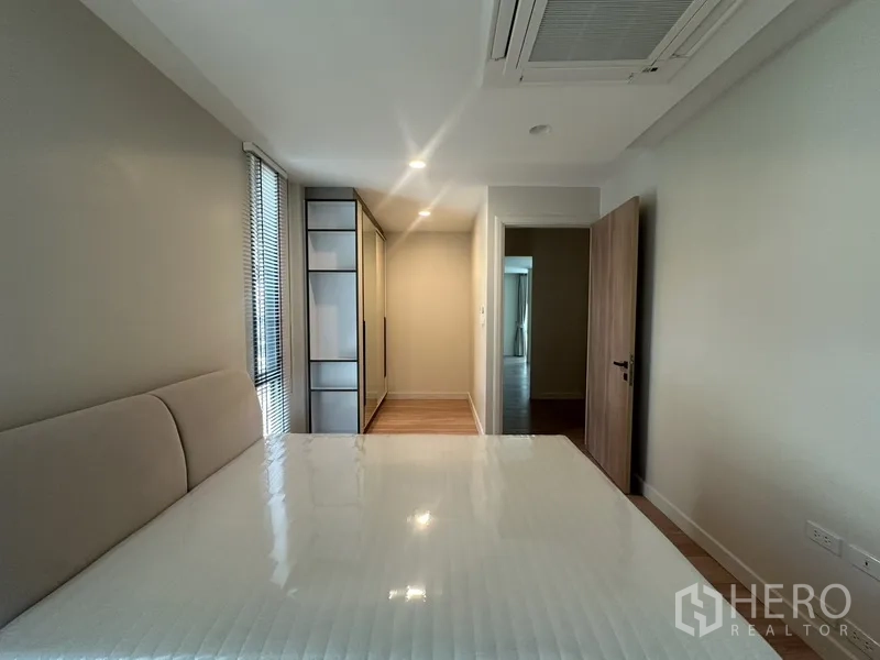 ทาวน์เฮาส์ ให้เช่าในWatthana, Bangkok - มุมมองจากห้องนอนไปยังตู้เสื้อผ้าบิวท์อินและโถงทางเดิน