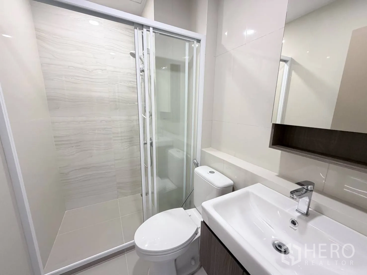 คอนโด for rent in Din Daeng, Bangkok - ห้องน้ำอีกห้องพร้อมพื้นที่อาบน้ำกระจกบานเลื่อน อ่างล้างหน้า และโถสุขภัณฑ์