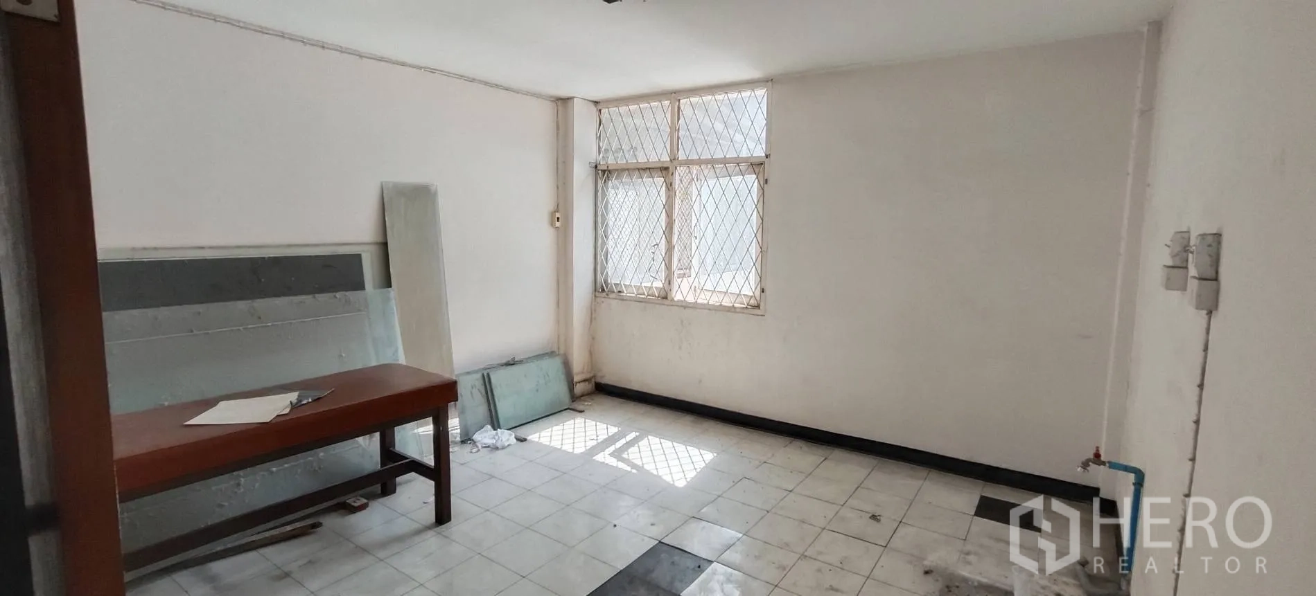 ตึกแถว for rent in Watthana, Bangkok - ห้องเปิดโล่งขนาดใหญ่มีเสากลางและพื้นกระเบื้อง