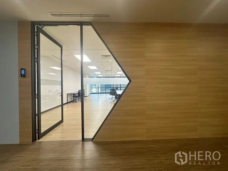 สำนักงาน ให้เช่าในChatuchak, Bangkok - ทางเข้าออฟฟิศกระจก ผนังลายไม้ พร้อมช่องกระจกทรงเรขาคณิต ในย่านจตุจักร