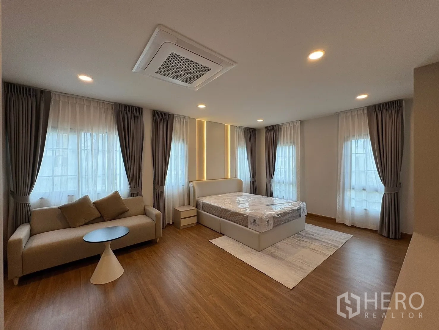 Detached House for rent in Bang Phli, Samut Prakan - Wide master suite with bed, rug, multiple windows and ceiling cassette air conditioner.