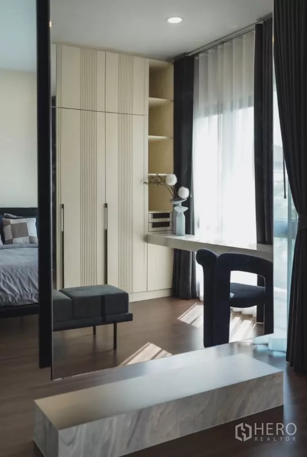 Detached House for rent in Bang Phli, Samut Prakan - Bedroom corner with custom wardrobes, bench and window seating.