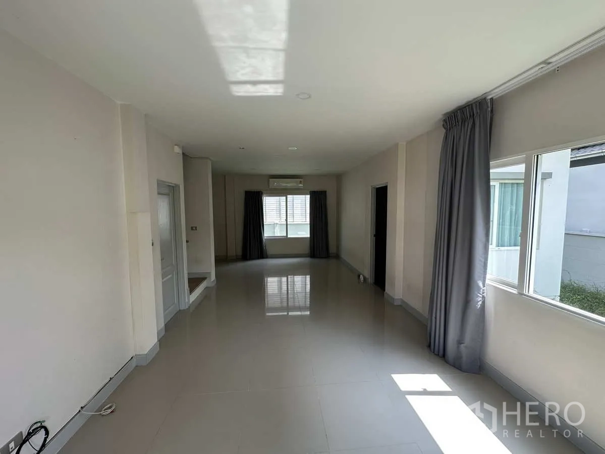 บ้าน ให้เช่าในKhlong Luang, Pathum Thani - ห้องนั่งเล่นยาว มีหน้าต่างสองด้าน แสงธรรมชาติเต็มพื้นที่