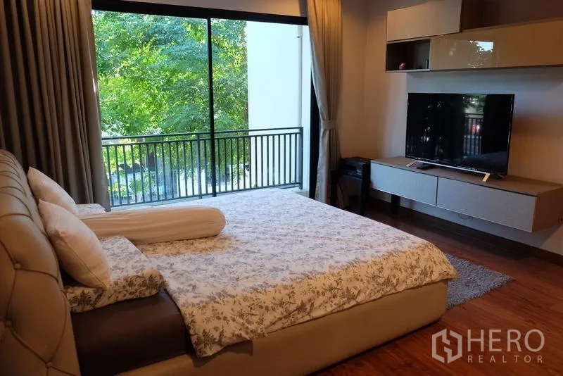 Detached House for rent in Bang Phli, Samut Prakan - Master bedroom with balcony, large sliding doors and built-in TV cabinet.