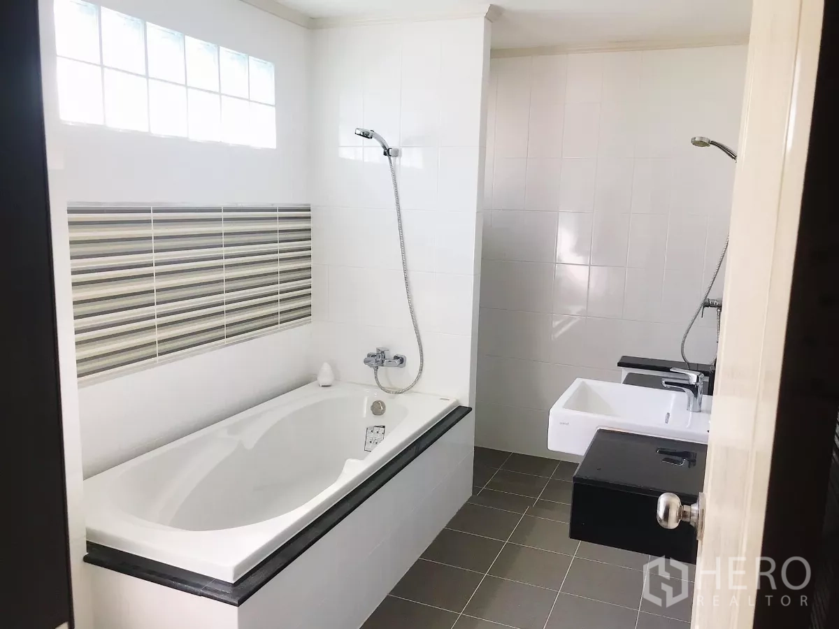 บ้าน ขายในLat Krabang, Bangkok - ห้องน้ำครอบครัว มีอ่างอาบน้ำ ช่องแสงบล็อกแก้ว และกระเบื้องลายเส้น