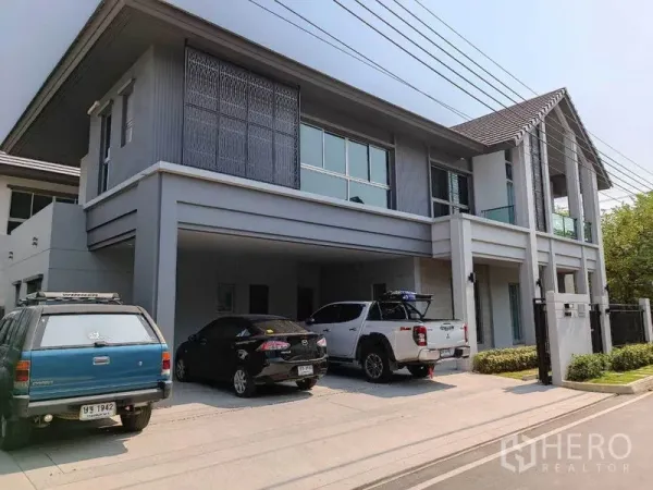 Detached House for rent in Bueng Kum, Bangkok - Modern two-storey detached house in Bueng Kum with covered multi-car parking and large windows.