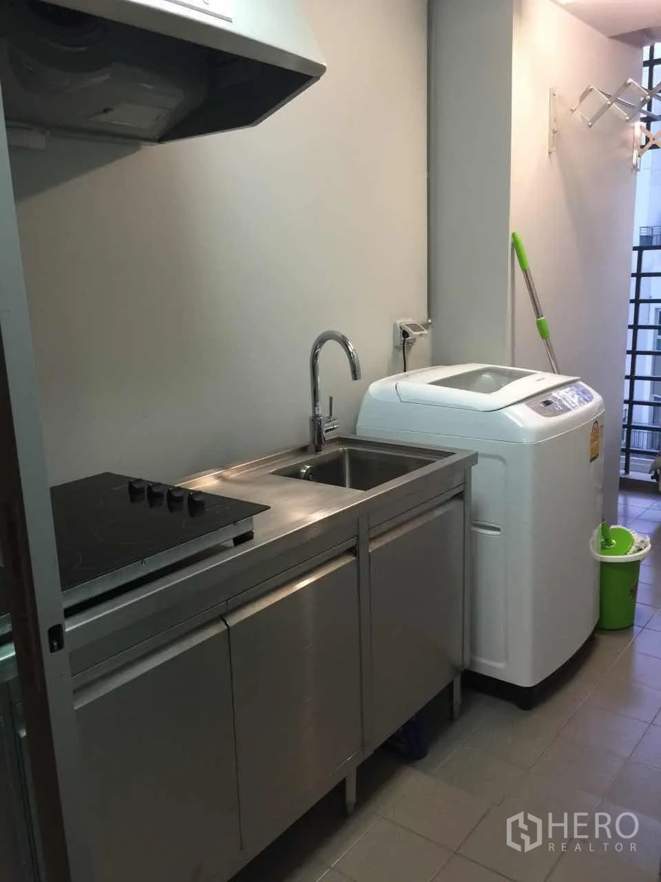 คอนโด ให้เช่าในHuai Khwang, Bangkok - ระเบียงอเนกประสงค์พร้อมครัวสแตนเลส เตา ซิงก์ และเครื่องซักผ้าแบบฝาบน