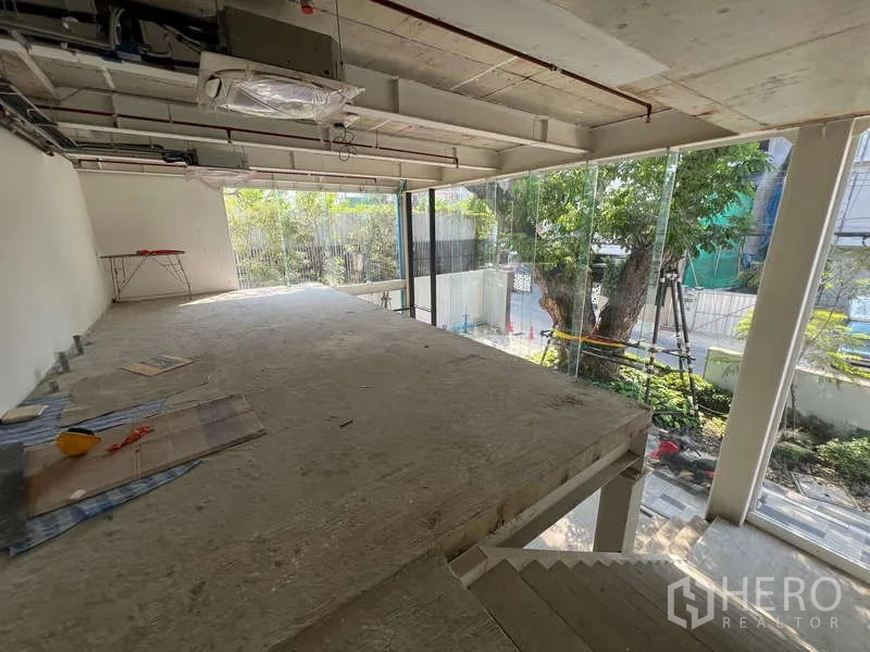 พื้นที่ขายปลีก ให้เช่าในWatthana, Bangkok - มุมมองจากชั้นลอยออกสู่กระจกด้านหน้า เห็นถนนร่มไม้ เหมาะติดป้าย