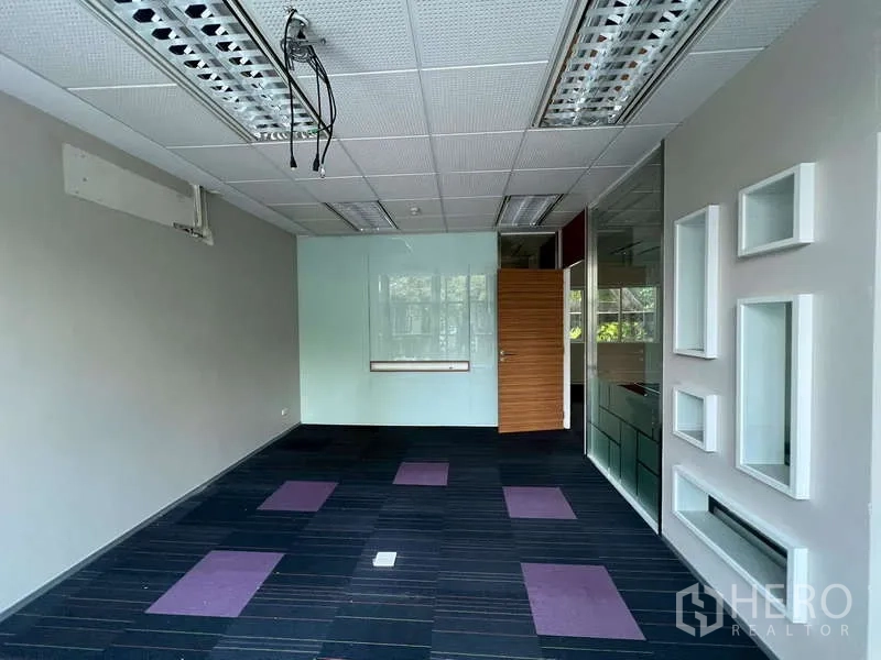 สำนักงาน ให้เช่าในWatthana, Bangkok - ห้องทำงานส่วนตัวปูพรมไทล์ กั้นกระจกและฝ้าเพดานกริด