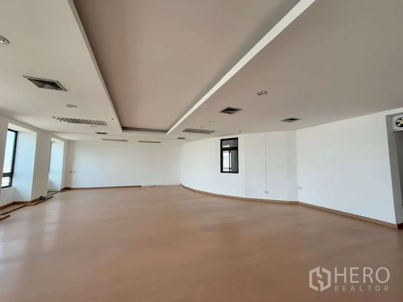 สำนักงาน ให้เช่าในChatuchak, Bangkok - พื้นที่ทำงานหรือห้องประชุมกว้าง เพดานหลุมและหน้าต่างเด่น