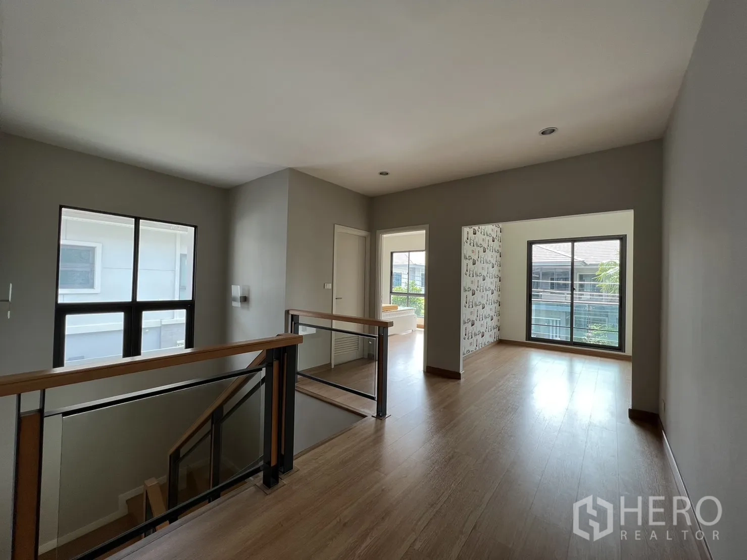 Detached House for sale in Suan Luang, Bangkok - Landing area with access to bedrooms and big window.