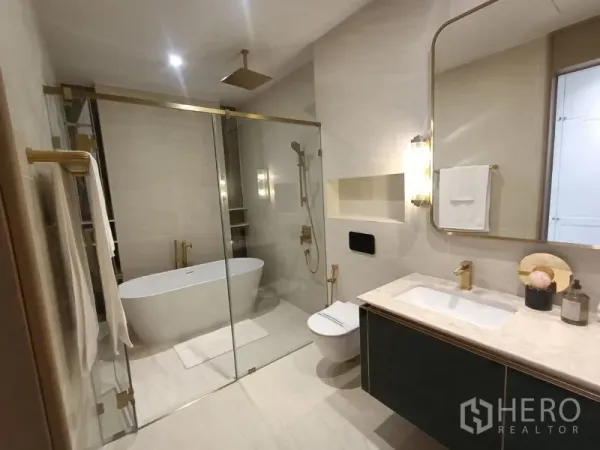 บ้าน ขาย - ห้องน้ำสไตล์โมเดิร์น มีห้องอาบน้ำกระจก อ่างอาบน้ำเดี่ยว และเคาน์เตอร์หินอ่อนก๊อกทองเหลือง