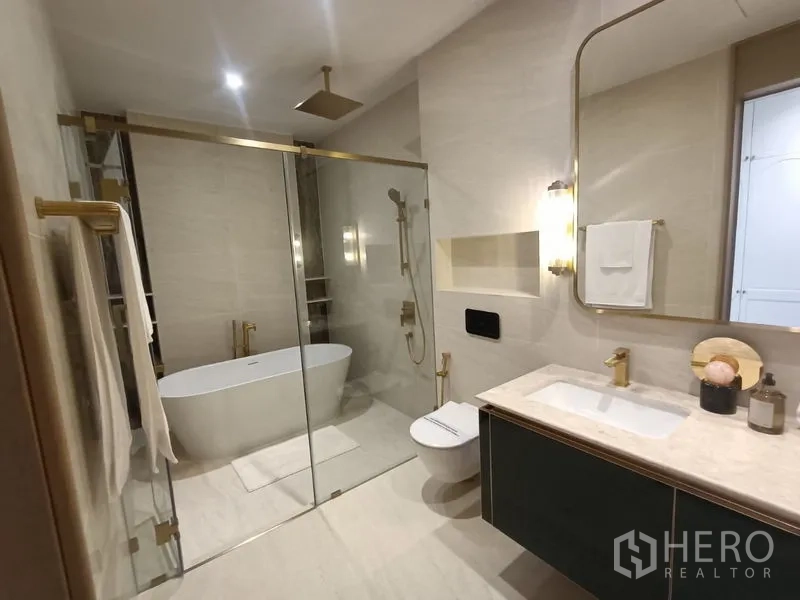 บ้าน ขาย - ห้องน้ำสไตล์โมเดิร์น มีห้องอาบน้ำกระจก อ่างอาบน้ำเดี่ยว และเคาน์เตอร์หินอ่อนก๊อกทองเหลือง