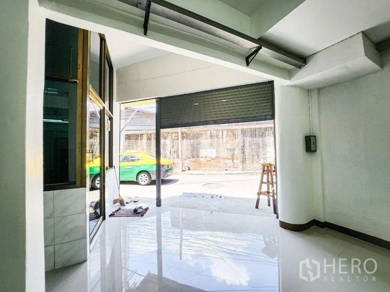 สำนักงานที่บ้าน ให้เช่าในKhlong Toei, Bangkok - ประตูม้วนหน้าร้านติดถนนและผนังกระจก มองจากด้านในอาคาร.