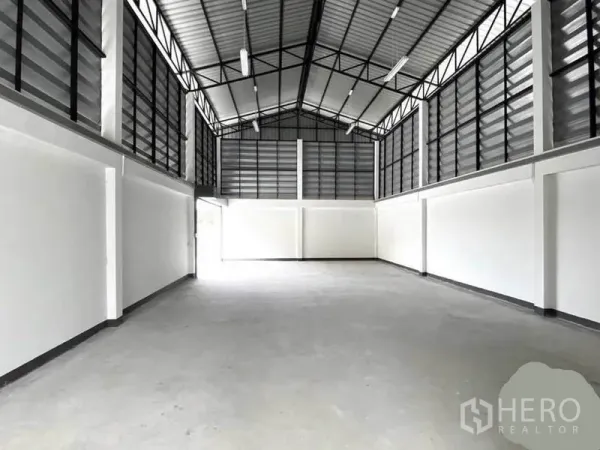 Warehouse for rent in Lat Lum Kaeo, Pathum Thani - Spacious high-ceiling warehouse hall with steel trusses and ventilated louvered panels.