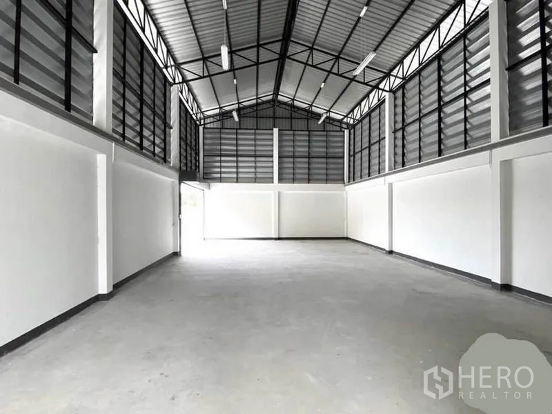Warehouse for rent in Lat Lum Kaeo, Pathum Thani - Spacious high-ceiling warehouse hall with steel trusses and ventilated louvered panels.