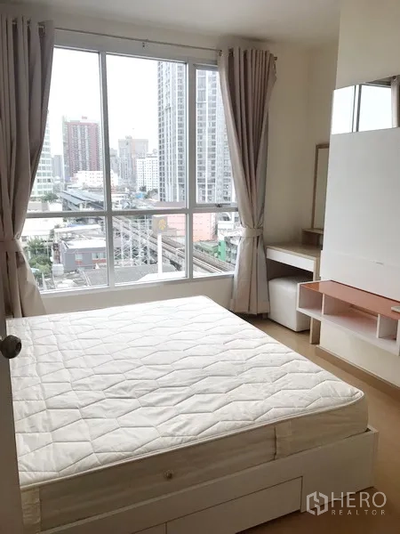 คอนโด ให้เช่าในWatthana, Bangkok - ห้องนอนหลักเตียงใหญ่ มุมโต๊ะเครื่องแป้ง และหน้าต่างกว้างมองเห็นเส้นขอบฟ้ากรุงเทพฯ