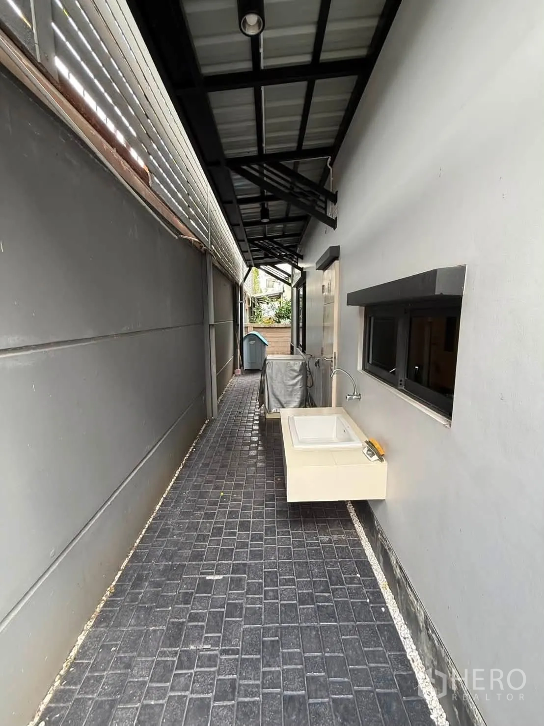 独栋房屋 for rent in Bang Kapi, Bangkok - 带顶棚的服务通道设室外洗涤池与砖地。