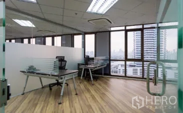 สำนักงาน ให้เช่าในKhlong Toei, Bangkok - ห้องทำงานส่วนตัวหลังประตูกระจก มองเห็นตึกสูง พื้นไม้ และฝ้าเพดานแบบแขวน