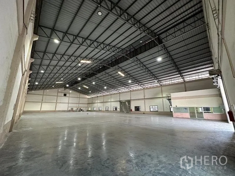 货栈 出租在Bang Sao Thong, Samut Prakan - 仓库内部带玻璃隔断办公室与高位照明。
